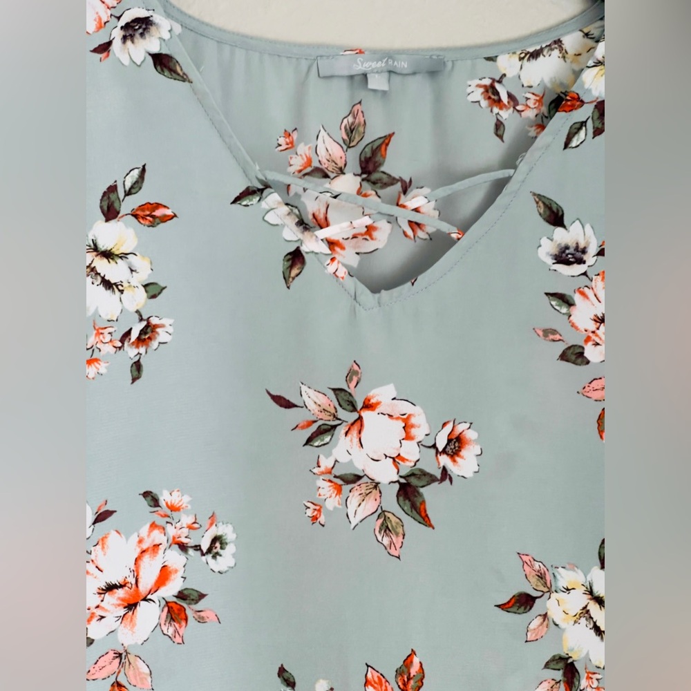 SOLD ——Floral mint pastel colors short sleeve top - Picture 4 of 7